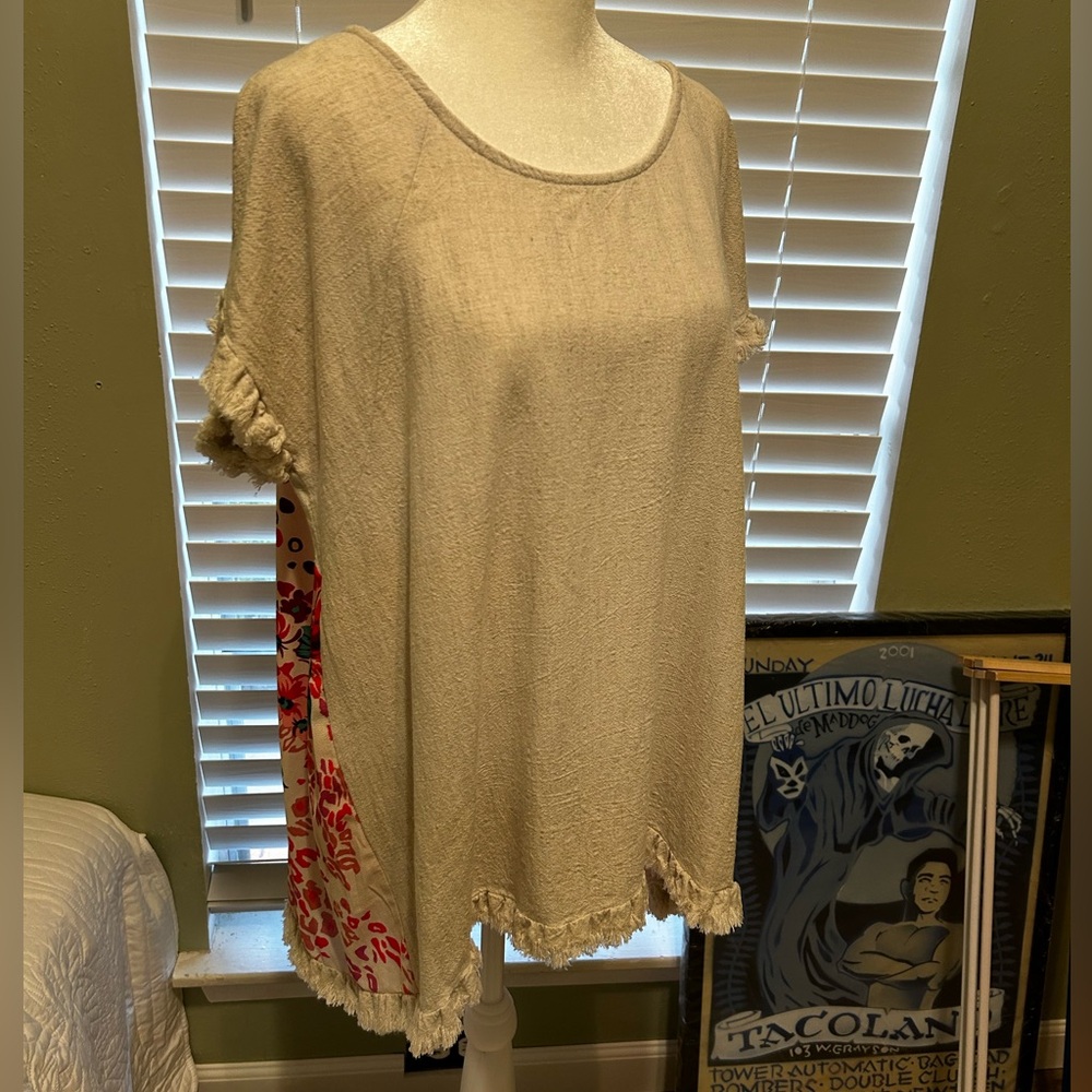 Umgee Top Size Large Beige front & multicolor fuschia tones on back.
